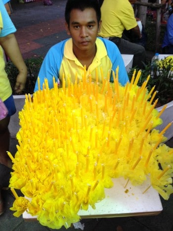 Kerzenverkäufer Bangkok Kings Birthday