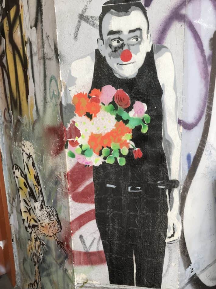Mima the Clown, Clown mit Blumenstrauß, Streetart,Mai 2018 Berlin