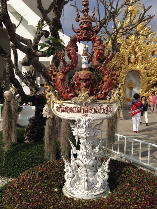 Whiskey Flasche am White Temple in Chiang Rai