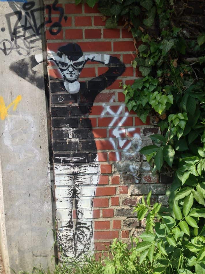 Streetart Juni 2017, Mönchengladbach, MG City, Mensch, schwarz - weiß an Backsteinmauer