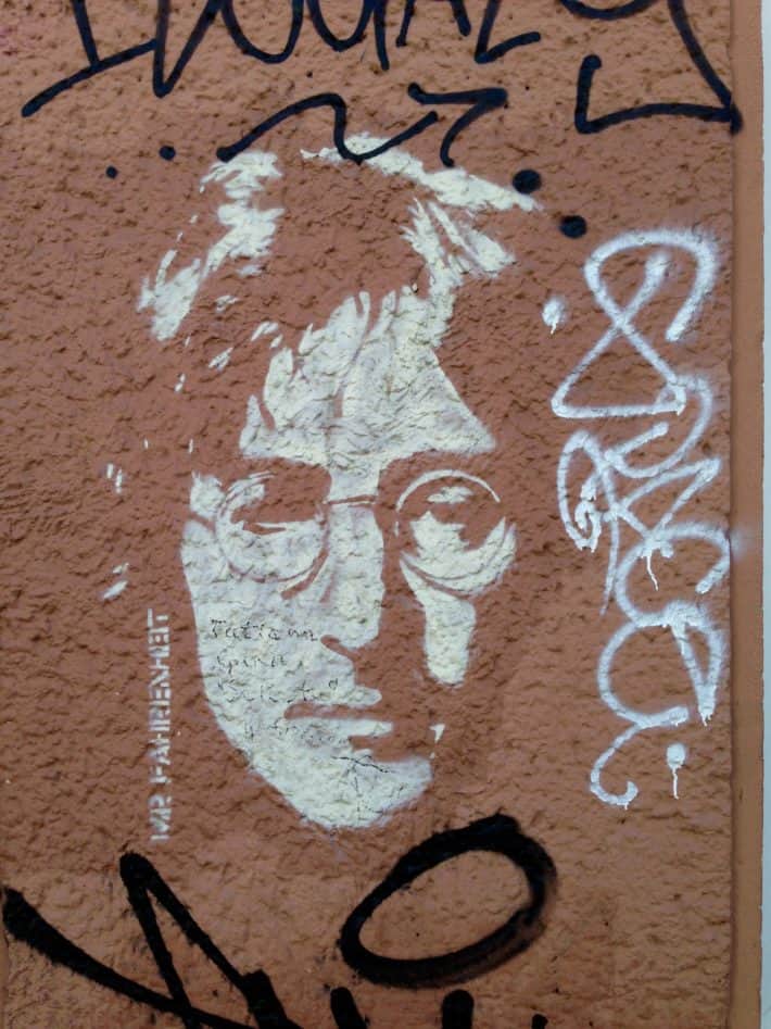 Streetart Berlin Juni 2017, John Lennon, Weiß, braun- rote Hauswand