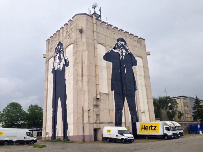 Streetart, Bremen, August 2017, Haus, Schwarz weiß, Männer mit Ferngläsern, riesig groß