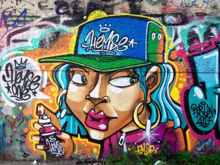 Streetart, Berlin, bunt, Frau, Gesicht, Basecap, Spraydose