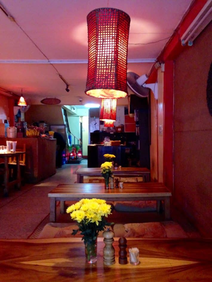 Blick vom Tisch nach draußen im Ethos, Bangkok