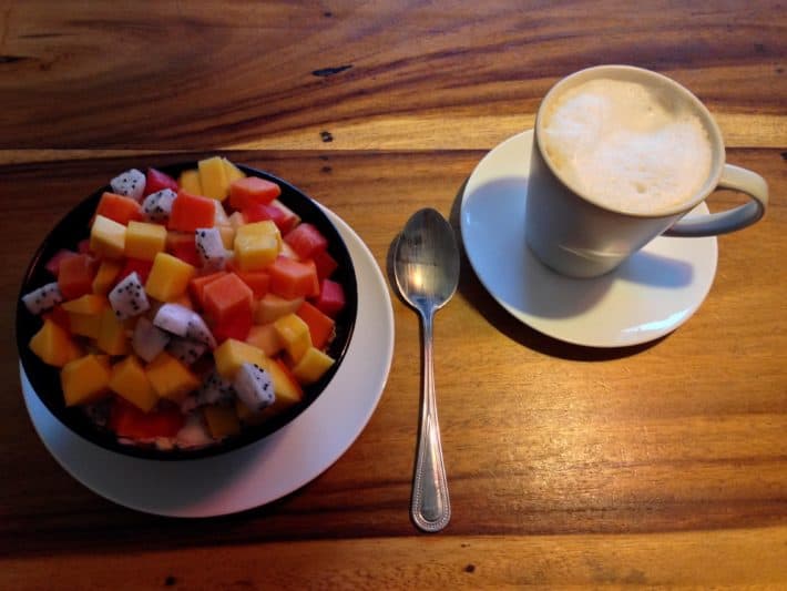 Obstsalat mit Müsli und Joghurt im Ethos