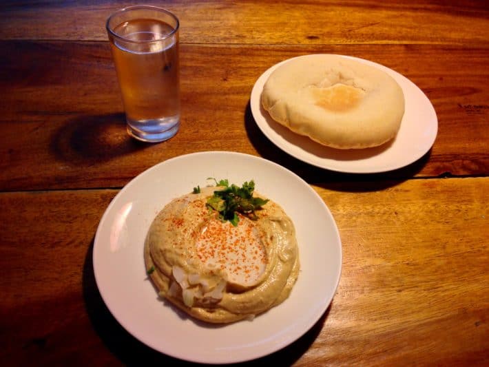 Hummus und Pita Brot im Ethos Bangkok