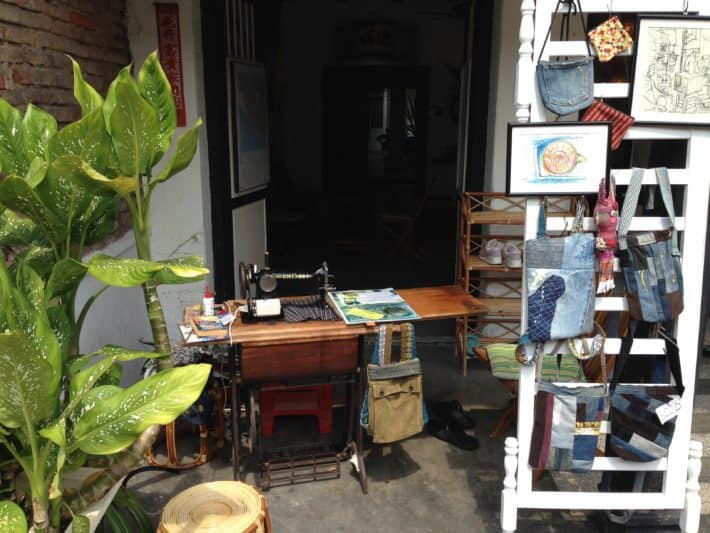 Bags for Kids vor dem Layang Layang Guesthouse