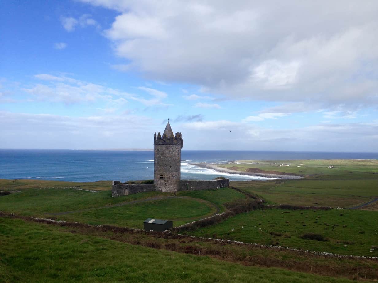 Donnagore Castle, Schloßturm,wie aus dem Märchen auf dem Weg zu den Cliffs of Moher zu sehen