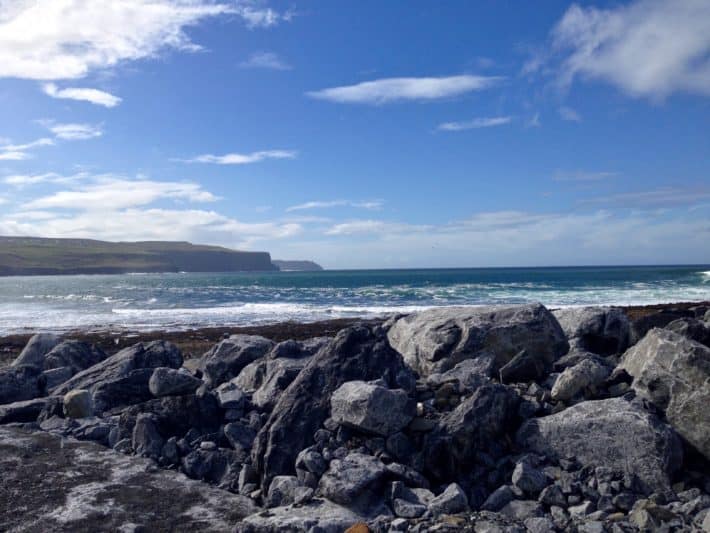 Ein Blick vom HAfen in Doolin auf die Cliffs of Moher