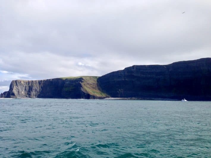 Wassersicht auf die Cliffs of Moher 