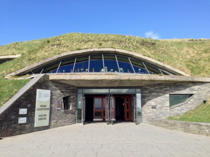 Das Besucherzentrum der Cliffs of Moher ist in den Berg reingebaut. Sieht toll aus 