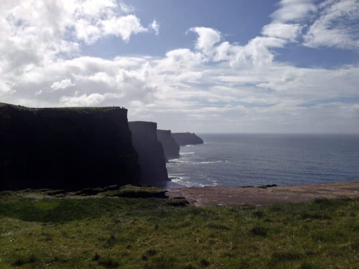 Atemberaubende Aussicht von den Cliffs of Moher, Klippen, Grün, Ozean