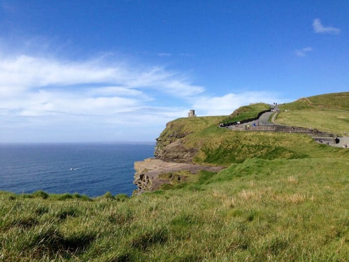 Eine Wegalternative an den Cliffs of Moher, rechts lang