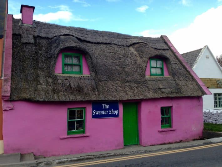 Pinkes Haus auf der Fisherstreet in Doolin, ganz in der Nähe der Cliffs of Moher