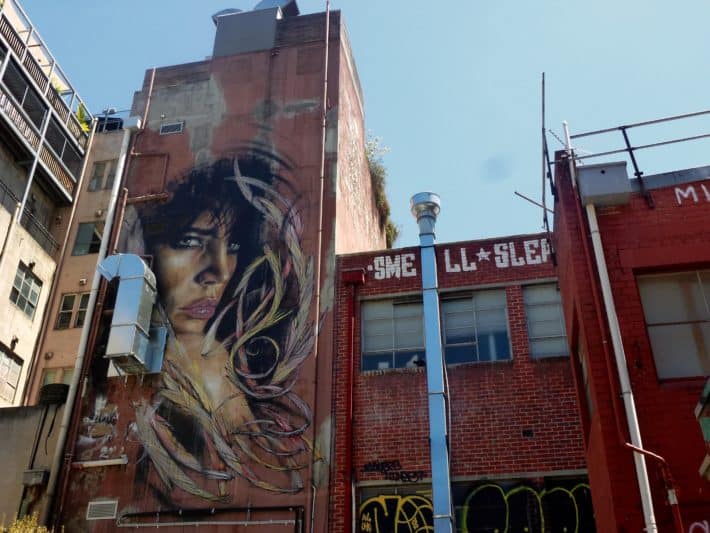 Streetart auf Fabrikhaus, ganze Fassade, Frau im Profil
