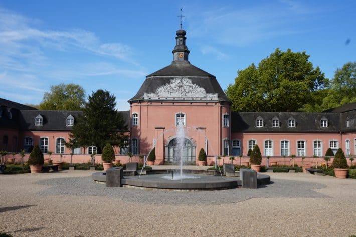 Schloss Wickrath in Mönchengladbach, rosa, Barockschloss 