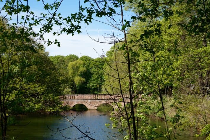 Brücke zum Schlß Wickrath hin, Mönchengladbach, Brücke, Wasser, blauer Himmel, Kirchturmspitze