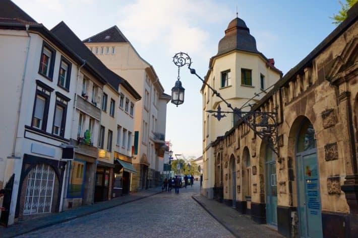 Nachtwächterrundgang in Mönchengladbach, Foto der Altstadt, alte Häuser, Laterne, blauer Himmel 