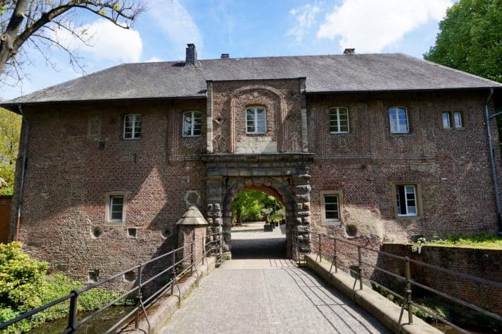 Schloss Rheydt in Mönchengladbach, Wasserschloss, Brücke, Blauer Himmel