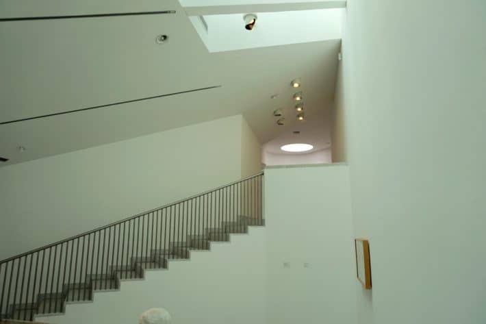 Museum Abteiberg in Mönchengladbach von innen. Weiß, hell, gut ausgeleuchtet