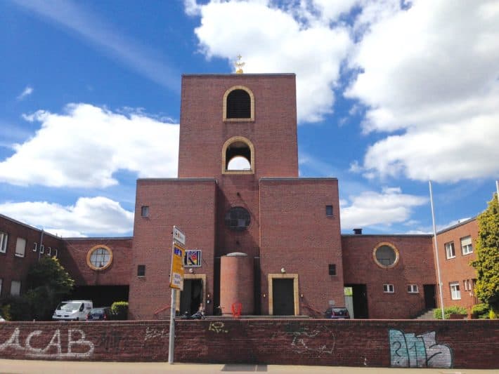 Deutschlands erste Kletterkirche, St. Peter, in Mönchengladbach, Außenaufnahme 