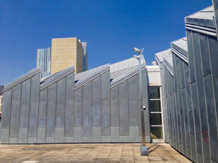 Museum Abteiberg in Mönchengladbach von außen, Fassade, silber, Sandstein, blauer Himmel 