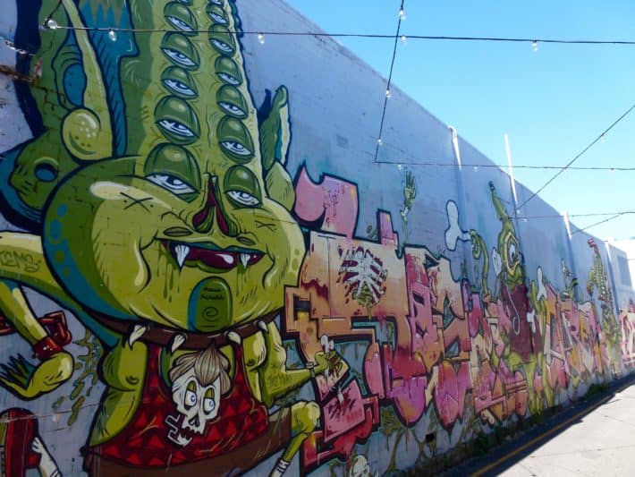 Streetart Perth, lage Wand, voll besprüht, Tags und Bilder