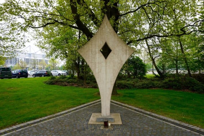 Fohlenelf, Gedenkstein an die gefallenen Borussen im 1. und 2. Weltkrieg. Steht nun vor dem Borussipark in Mönchengladbach 