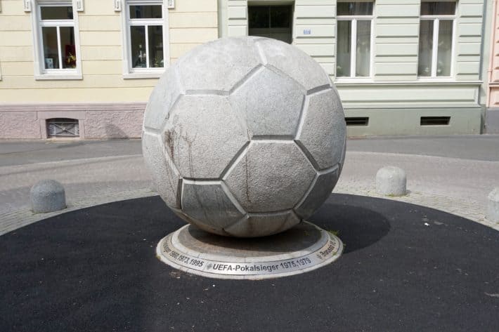 Fohlenelf, Fußball aus Granit, in Fussgängerzone in Eicken zu sehen. 