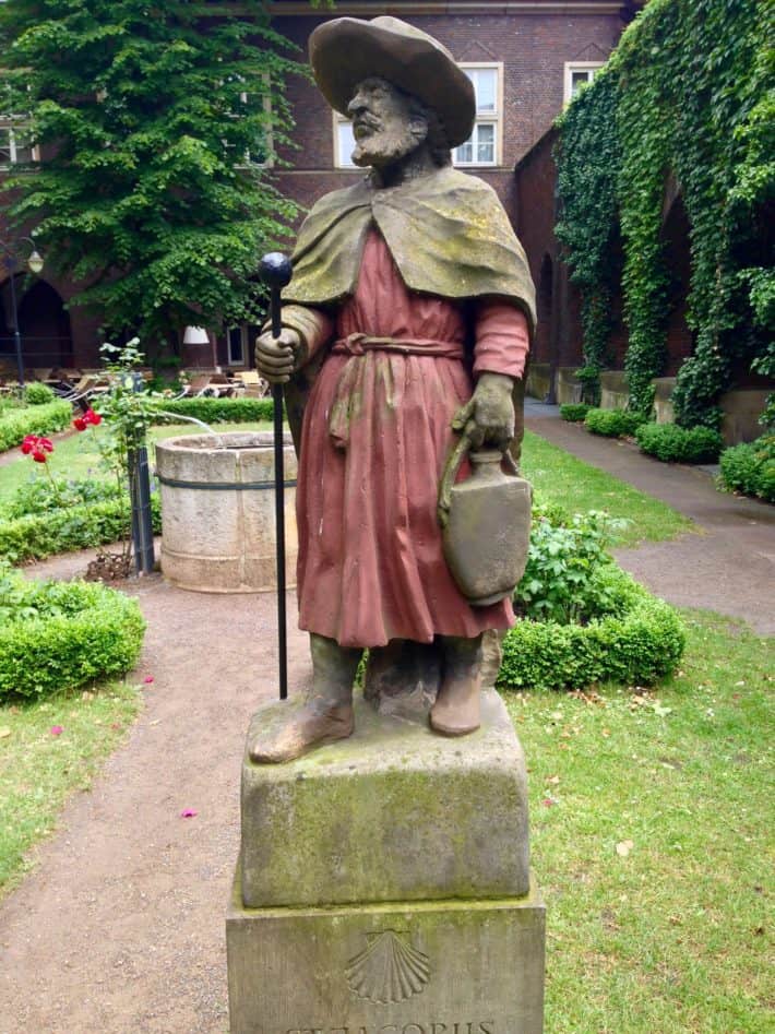 Artikel Pilgerherberge Via Baltica. Zum Schluss findet man in Bremen in den Klostergärten eine schöne Skulptur vom Heiligen Jakobus. 