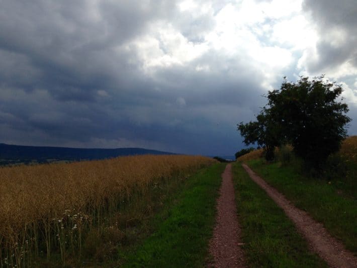 Pummpälzweg, schwarze Regenwolken, Wanderweg