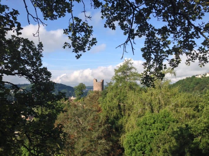 Auf dem Hildegard von Bingen Pilgerwanderweg, Blick auf die Blick auf die Burgruine Bosselstein