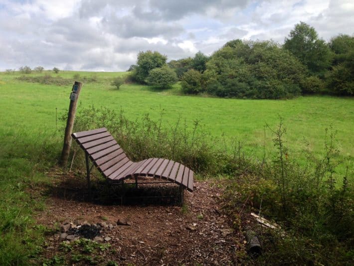 Schöne Relaxliege auf dem Hildegard von Bingen Pilgerwanderweg auf der 1. Etappe mit Blick auf Wiese 