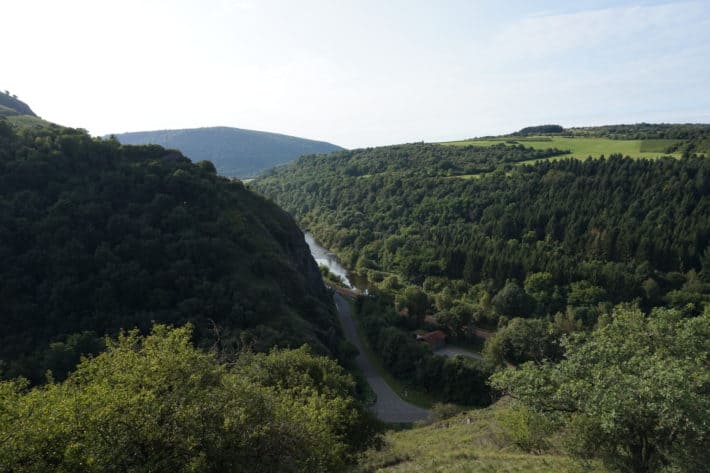 Lanschaftsaufnahme auf der 6. Etappe vom Hildegard von Bingen Pilgerwanderweg, Weinberge, Wälder, Berge, Himmel, Natur 