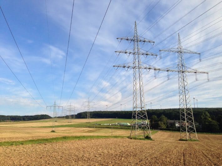 8. Etappe Hildegard von Bingen Pilgerwanderweg, Felder, Stromleitungen, blauer Himmel 