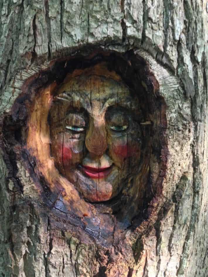 Hildegard von Bingen Pilgerwanderweg, Holzschnitzerein, Kopf, Frau, Rote Wangen