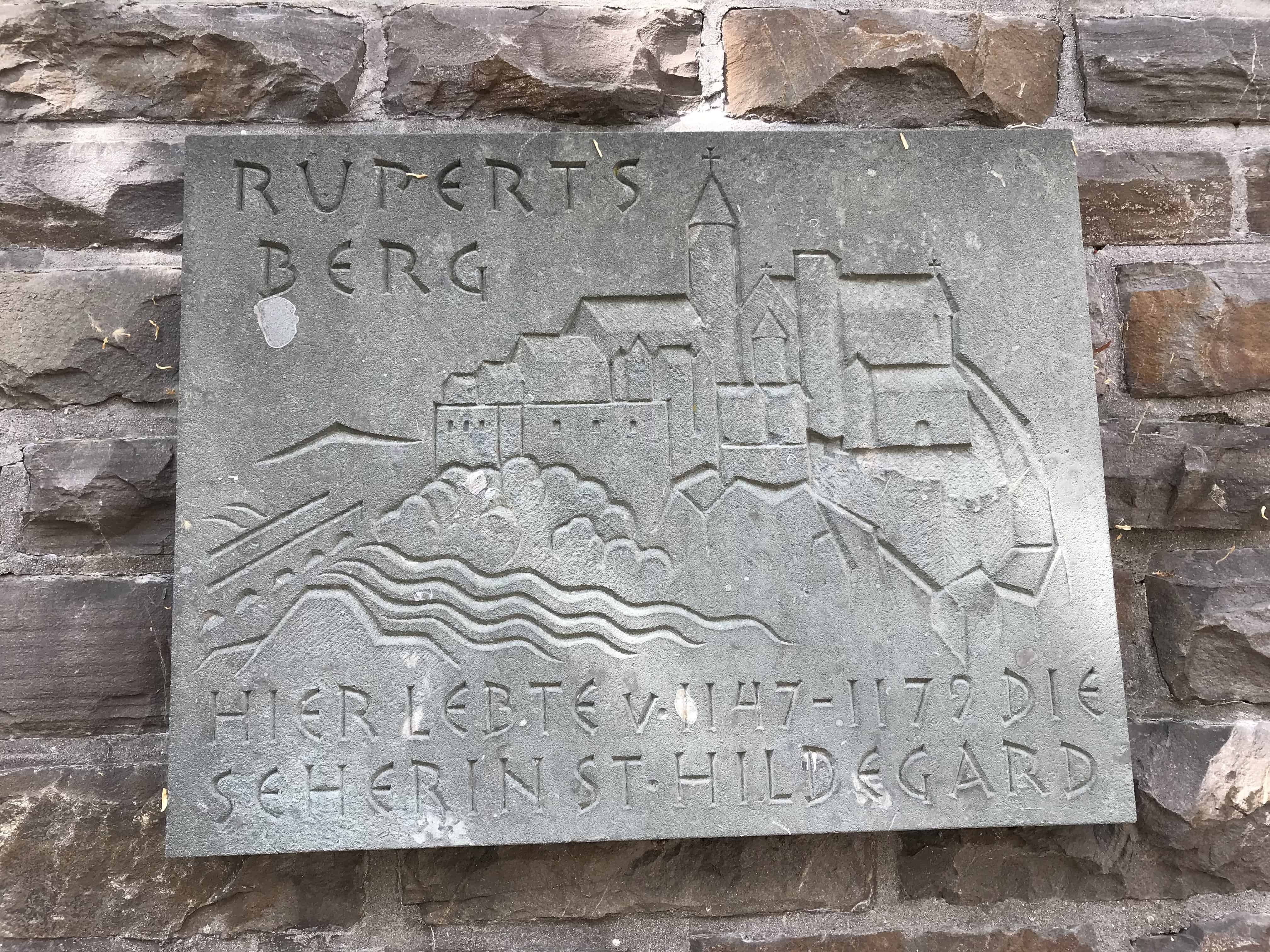 Binger Hildegardweg, Tafel über den Rupertberg, Gedenktafel, Bingen am Rhein