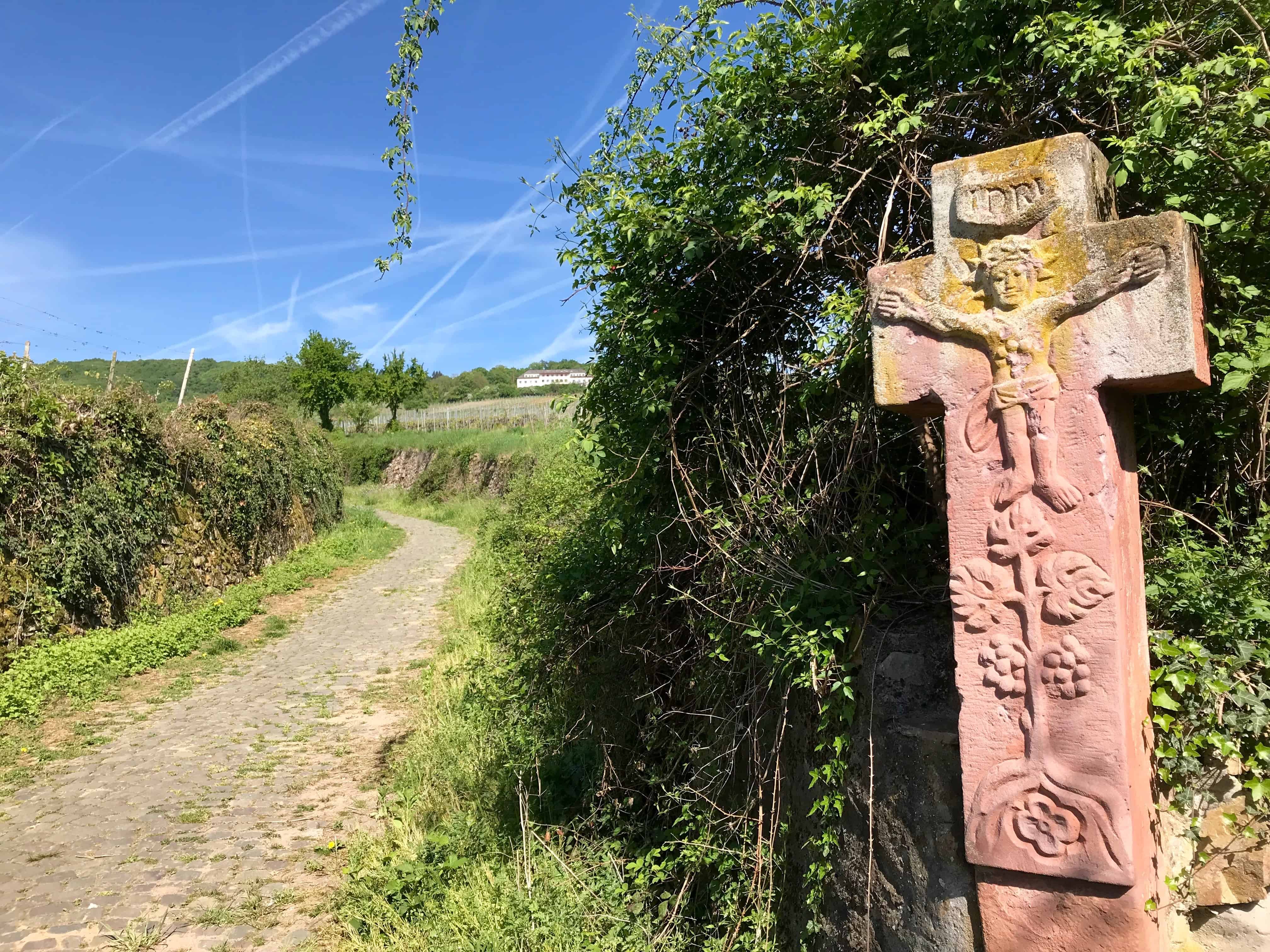 Rüdesheimer Hildegardweg, Wanderweg, Wegführung, Kreuz, Weinberge, Natur, blauer Himmel