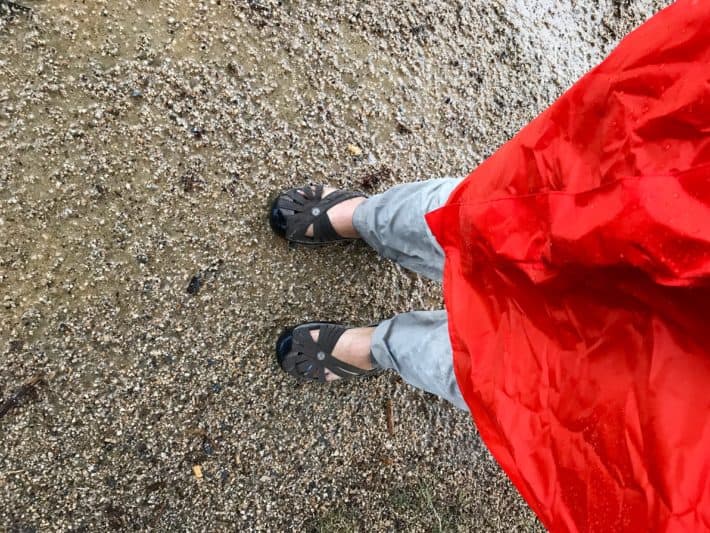 Regenponcho, nasse Füé, matschiger Weg, 4. Etappe der Via Imperii