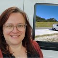 Stefanie Armbruster mit VW Bus, VW Bulli namens Fred, Titelfoto zum Interview zum Thema anders leben, Teilzeit-Vanlife bei voller Arbeitsstelle als Diplom Sozialpädagogin in einem Kindergarten