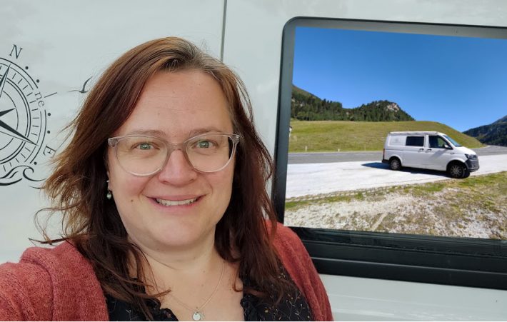 Stefanie Armbruster mit VW Bus, VW Bulli namens Fred, Titelfoto zum Interview zum Thema anders leben, Teilzeit-Vanlife bei voller Arbeitsstelle als Diplom Sozialpädagogin in einem Kindergarten 