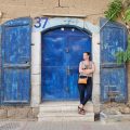 Interview auf Misses Backpack mit Claudia Sittner, Weltzeise, Thema anders leben, Weltreise, Auszeit, Frau, blauer Hauseingang