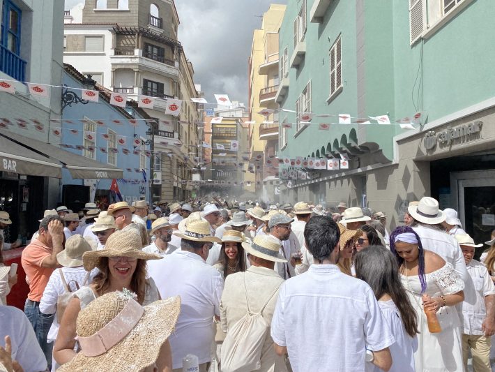 Menschenmenge, weiße Kostüme, Gassen, La Palma, weißer Rosenmontag, Dia de Los Indianos 