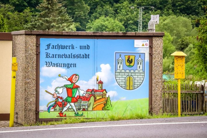 Hinweisschild Fachwerk- und Karnevalsstadt Wasungen