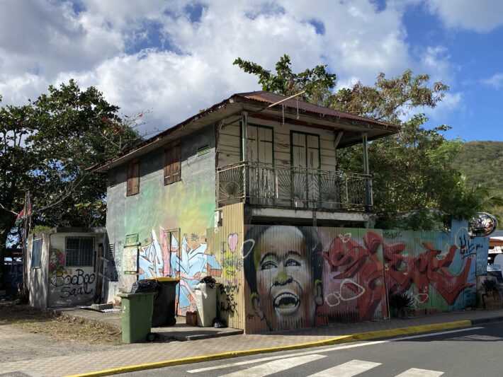 Haus in Deshaies, Drehort von Death in Paradise, Haus an der Bucht, Streetart, typisch karibisch 