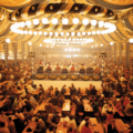 Festzelt vom Oktoberfest von innen. Menschenmengen feiern an tischen