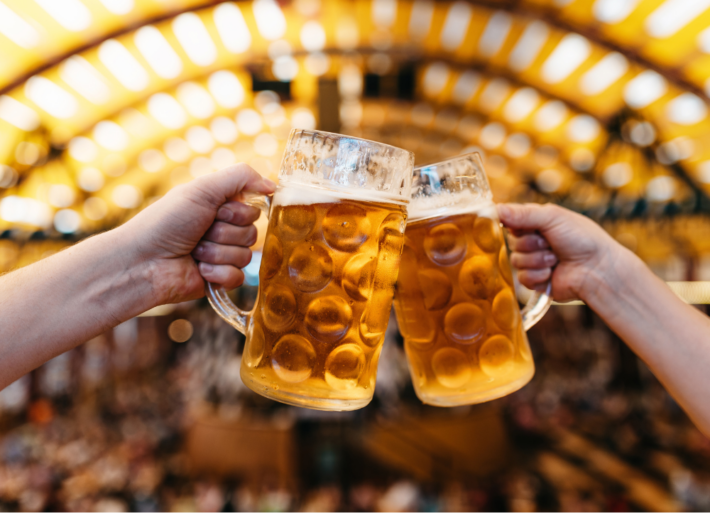 Zwei Bierkrüge stoßen an. Foto zum Oktoberfest Artikel von Misses Backpack